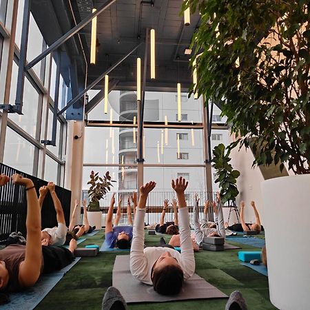 Lylo Auckland Hotel Exteriör bild A yoga class at the Googleplex