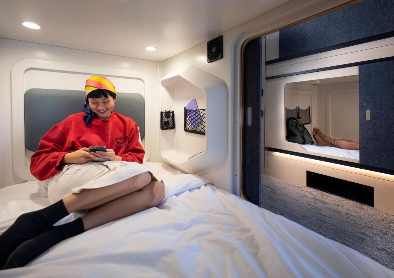 Lylo Auckland Hotel Exteriör bild A capsule hotel room