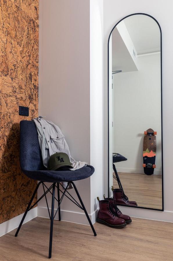 Lylo Auckland Hotel Exteriör bild A long mirror