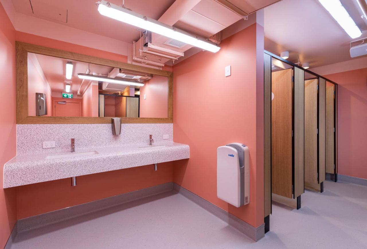 Lylo Auckland Hotel Rum bild The new toilet block