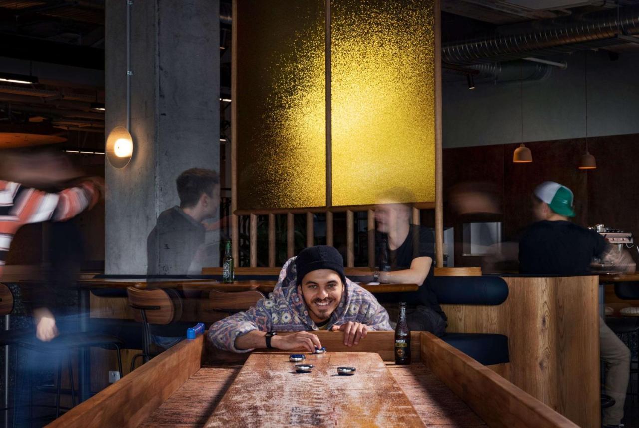 Lylo Auckland Hotel Exteriör bild A sushi chef at work