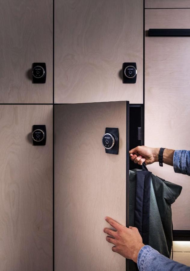 Lylo Auckland Hotel Exteriör bild A smart locker