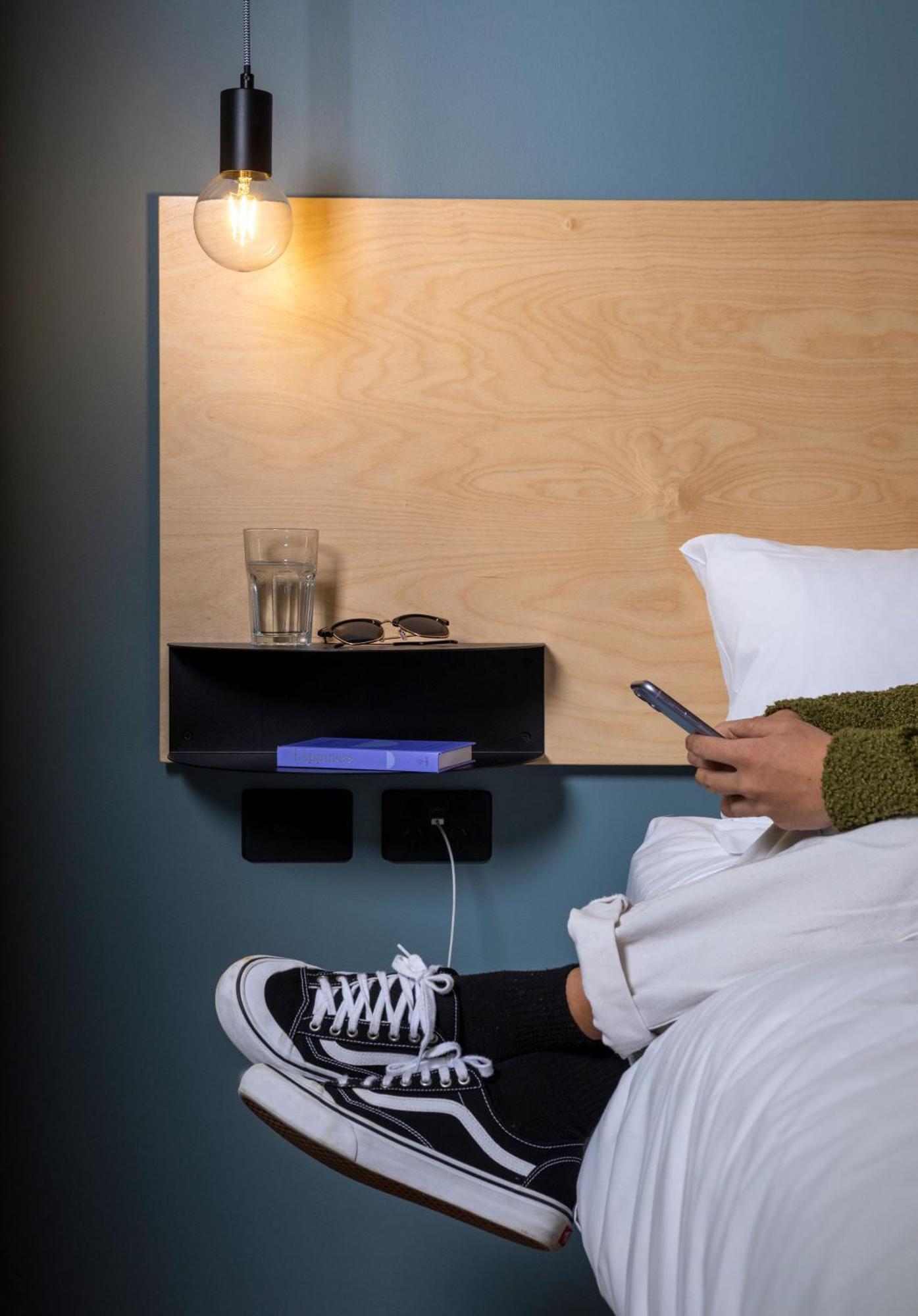 Lylo Auckland Hotel Rum bild A phone being used in bed